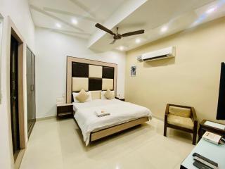 Hotel November 1 Min from Zirakpur bus stand - 5