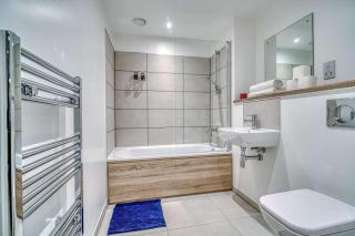 2-BR Near Salford Royal - City & Town Centre View - 1 Minute to Train & Tram Station - Sleeps 6 - 6