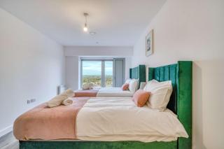 2-BR Near Salford Royal - City & Town Centre View - 1 Minute to Train & Tram Station - Sleeps 6 - 8