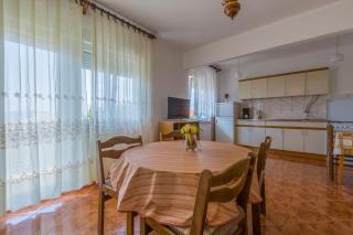 Charmantes Apartment nur 650 Meter zum Strand mit Meerblick, BBQ-Bereich, Privatparkplatz - 2
