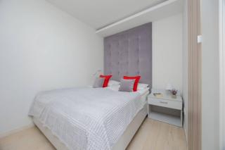 Family Apartment in Warsaw with Parking, Desk, Air Conditioned Living Room and Bathtub by Noclegi Renters - 9