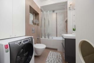 Family Apartment in Warsaw with Parking, Desk, Air Conditioned Living Room and Bathtub by Noclegi Renters - 6