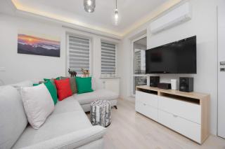 Family Apartment in Warsaw with Parking, Desk, Air Conditioned Living Room and Bathtub by Noclegi Renters - 4
