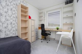 Family Apartment in Warsaw with Parking, Desk, Air Conditioned Living Room and Bathtub by Noclegi Renters - 5