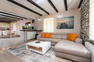 Atemberaubende Villa mit herrlichem Panoramablick, Privatpool, Kinderschaukel, BBQ - 3