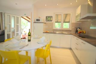 Besonderes Apartment mit Pool, Babybett, Garten, Grill, Kinderspielplatz, Parkplatz - 4