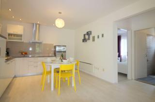 Besonderes Apartment mit Pool, Babybett, Garten, Grill, Kinderspielplatz, Parkplatz - 3