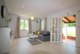 Besonderes Apartment mit Pool, Babybett, Garten, Grill, Kinderspielplatz, Parkplatz - 2