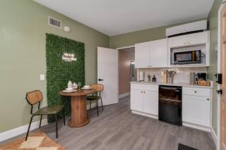 Cozy Orlando Studio with Jacuzzi, Fire Pit, and BBQ - 2