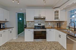 Downtown Gem with Jacuzzi, Basketball and Games - 5