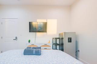 Spacious Bedroom and Ensuite Bath Near Culver City - CHC4 - 7