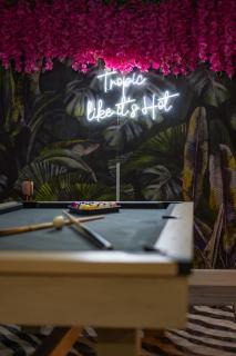 10 Minutes to Downtown with Jacuzzi, Pool Table, Ping Pong, and BBQ - 1