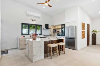 3BR Stylish Family House 3 Bath BBQ Pool - 1