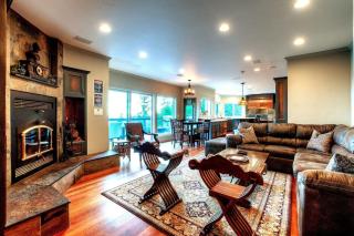 Luxurious Mountaintop Retreat with Stunning Views - 3