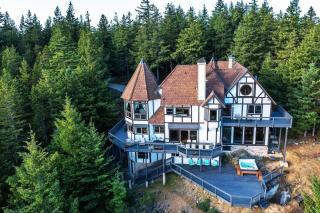 Luxurious Mountaintop Retreat with Stunning Views - Eastsound - 0