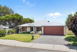 Airy Monochrome Chic Haven Retreat - 8