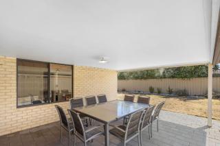 Airy Monochrome Chic Haven Retreat - 6