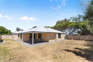 Airy Monochrome Chic Haven Retreat - 3