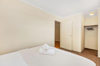 Airy Monochrome Chic Haven Retreat - 2