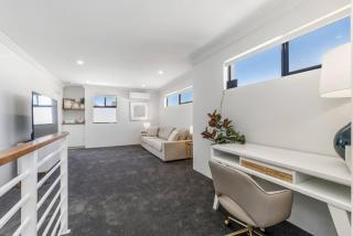 Ultra-Chic Modern Haven - 7