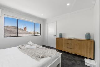 Ultra-Chic Modern Haven - 8