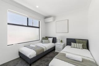 Ultra-Chic Modern Haven - 0