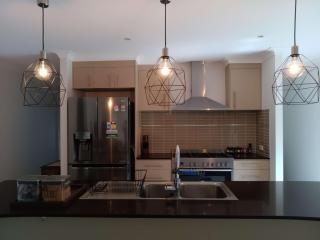 Victoria Point Queen Bed & Breakfast - 1