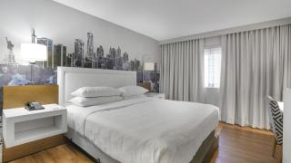 711 I Beautiful King Hotel Room - 9