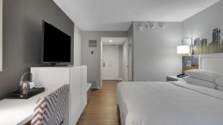 711 I Beautiful King Hotel Room - 7