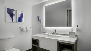 711 I Beautiful King Hotel Room - 3