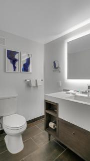 711 I Beautiful King Hotel Room - 5