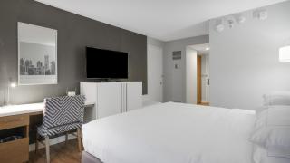 711 I Beautiful King Hotel Room - 6