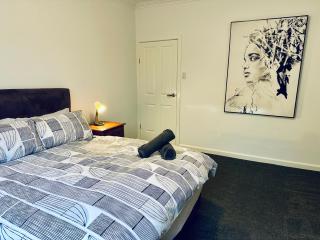 Spacious 4bdr family home away from home - 7