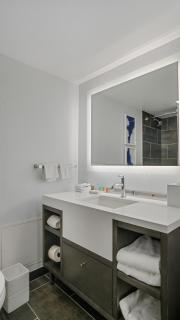 722 I Beautiful King Hotel Room - 3