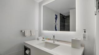 722 I Beautiful King Hotel Room - 5