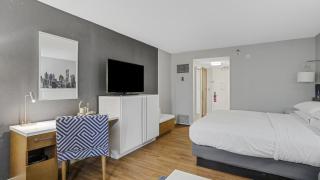 722 I Beautiful King Hotel Room - 7