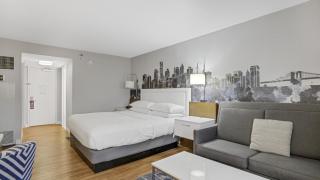 722 I Beautiful King Hotel Room - 9