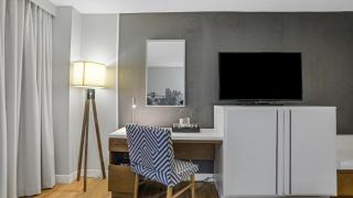 722 I Beautiful King Hotel Room - 2