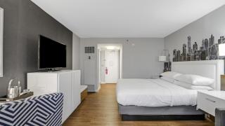 722 I Beautiful King Hotel Room - 6