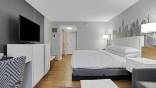 723 I Beautiful King Hotel Room - 4