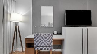 723 I Beautiful King Hotel Room - 8