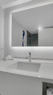 723 I Beautiful King Hotel Room - 3