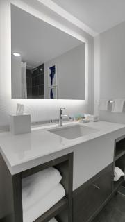 721 I Beautiful King Hotel Room - 6