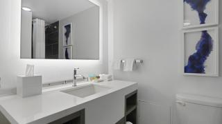 721 I Beautiful King Hotel Room - 3