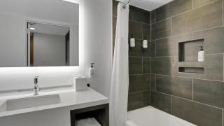 811 I Beautiful King Hotel Room - 3