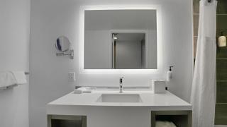 811 I Beautiful King Hotel Room - 6