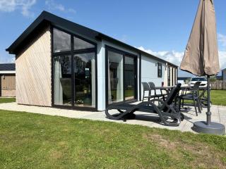 Haus am Wasser für die Familie & Angler - 0