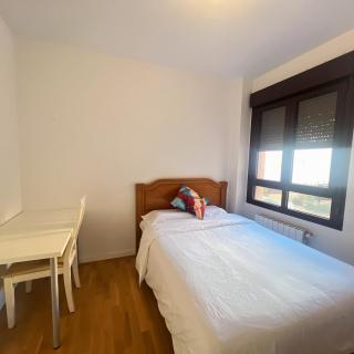 Habitación individual cómoda y luminosa con cama grande - 3