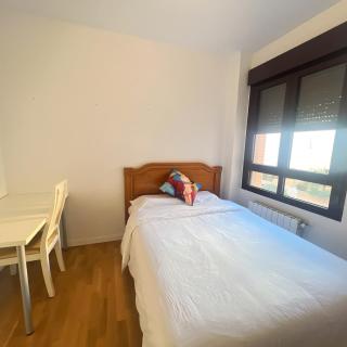 Habitación individual cómoda y luminosa con cama grande - 2