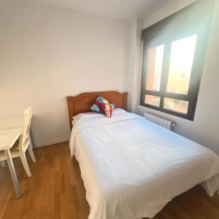 Habitación individual cómoda y luminosa con cama grande - 0